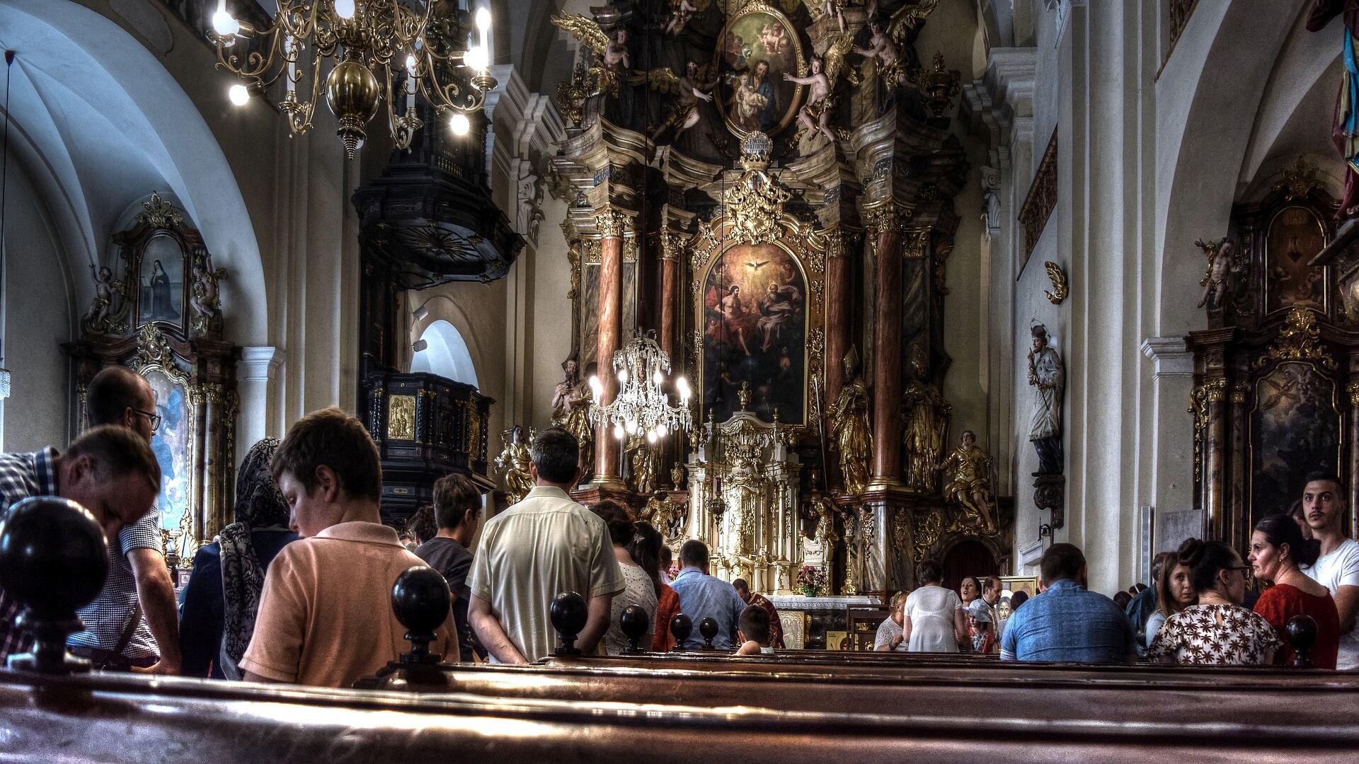 La "dispensa" dei vescovi che fa guerra al virus: uno sguardo per scambiarsi il segno della pace