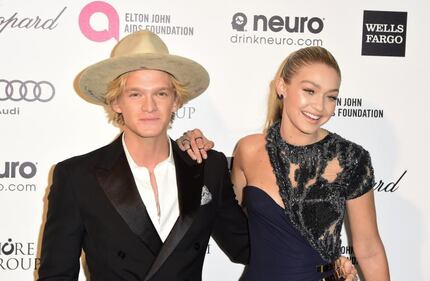 Gigi Hadid, la sexy modella sfreccia con Lewis Hamilton 13