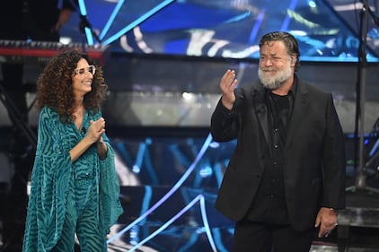 Sanremo 2024: ecco il look della terza serata del Festival di conduttore, co-conduttrice e ospiti 7