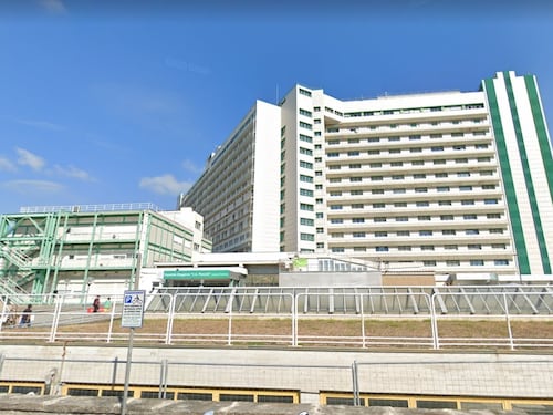 Si lancia da una finestra dell'ospedale. Il padre: "Non credo al suicidio"