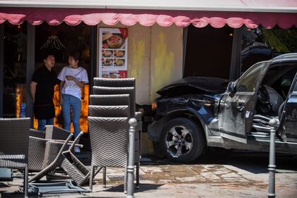 Milano, Suv si schianta contro un ristorante 6