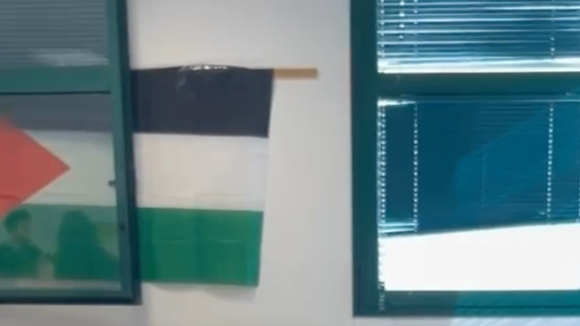 "Non siamo razzisti. Però in classe tollerano le bandiere palestinesi"