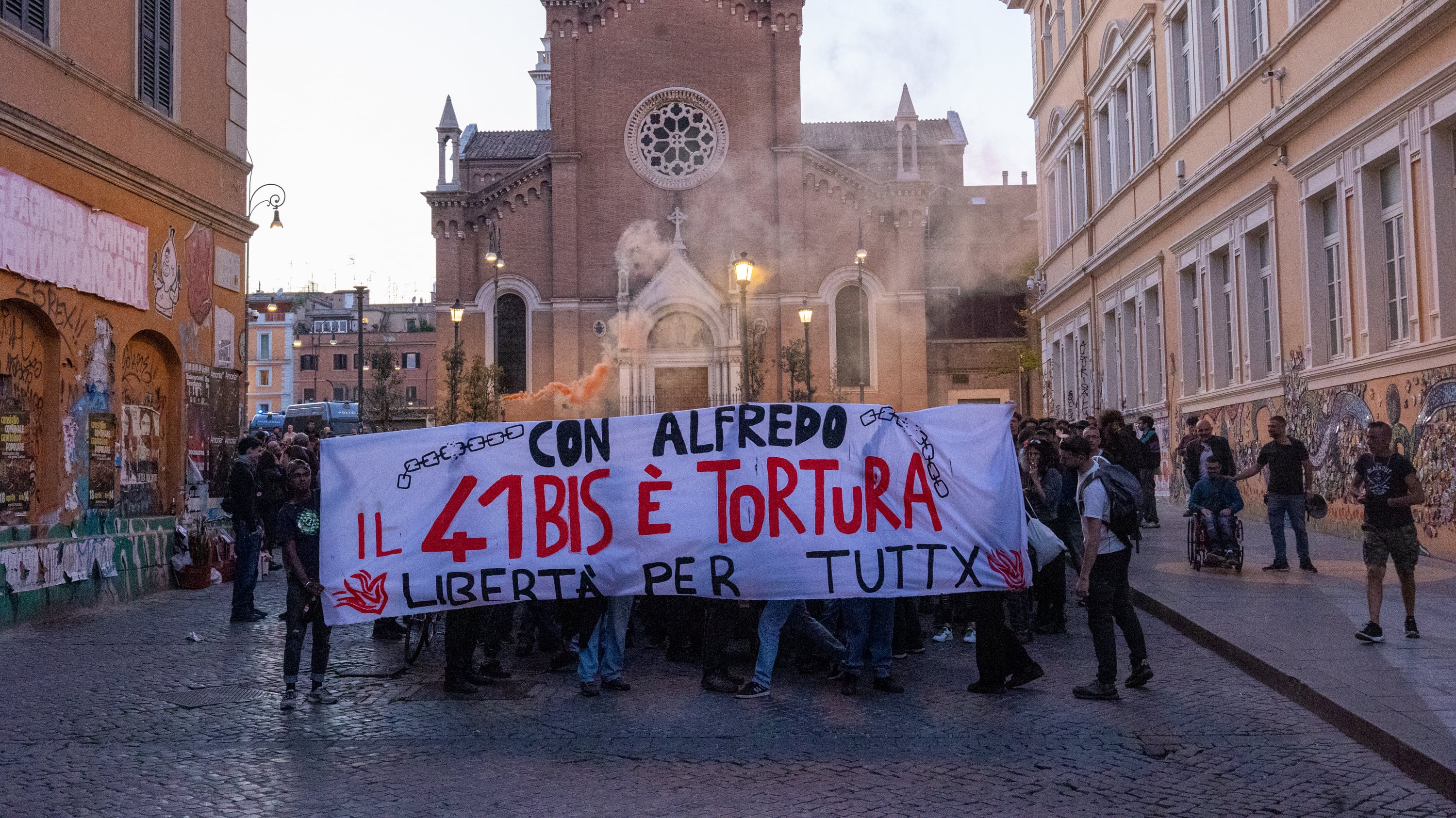 Assalti anarchici. Da Roma a Milano, regia unica nelle piazze in nome di Hezbollah e Cospito