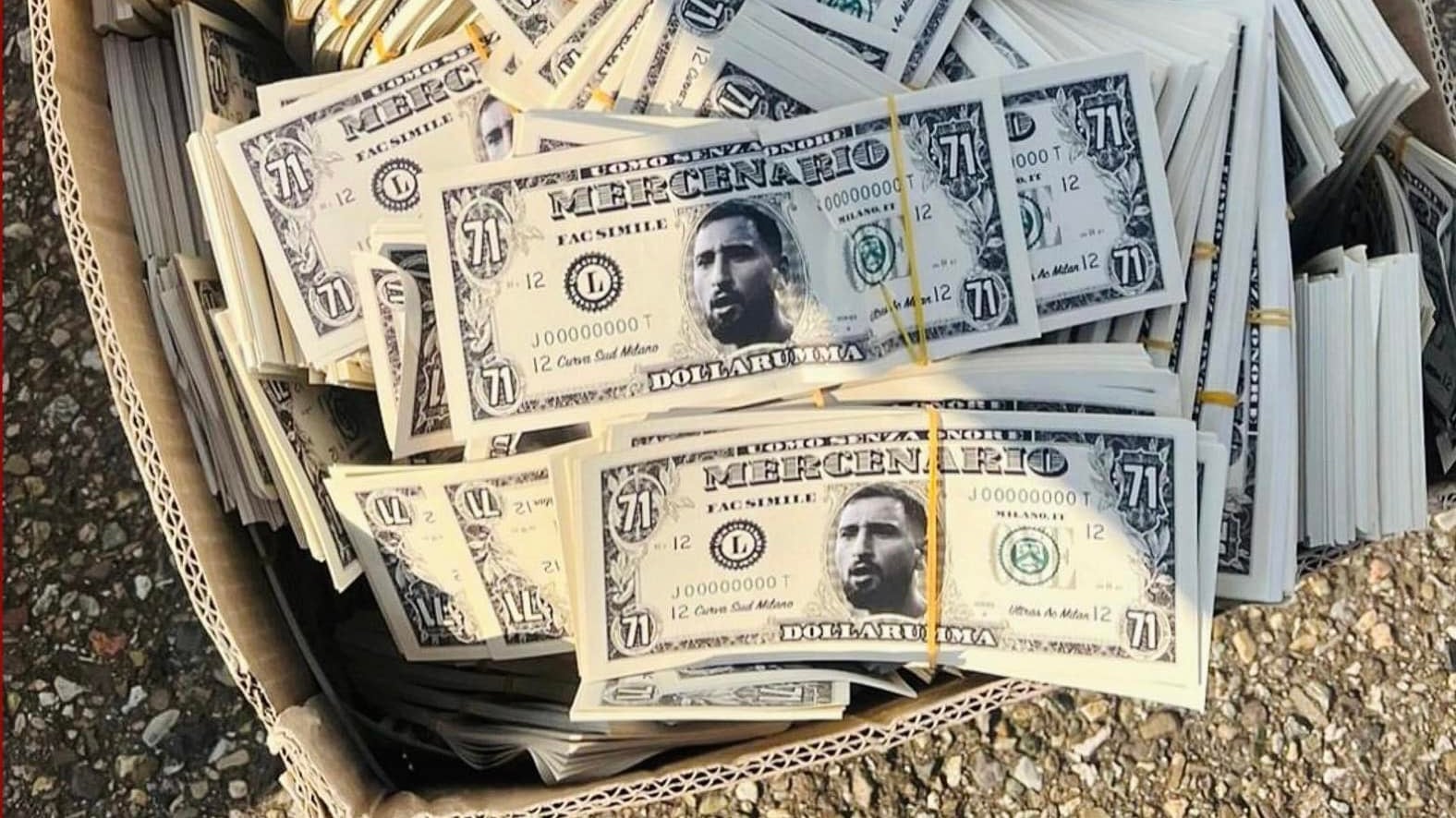 Il business dei dollarumma: venduti sul web a 100 euro