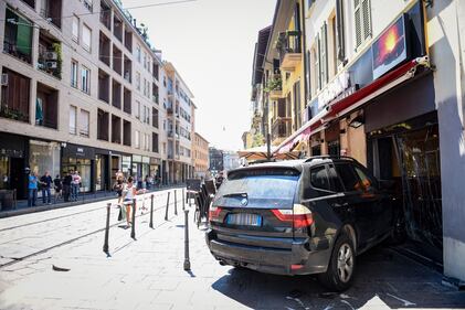 Milano, Suv si schianta contro un ristorante 5