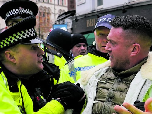 Le fake news e l'arresto in Pakistan: l'intrigo dietro le proteste anti-migranti nel Regno Unito