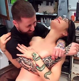 Naike Rivelli hot, topless nel guardaroba 11
