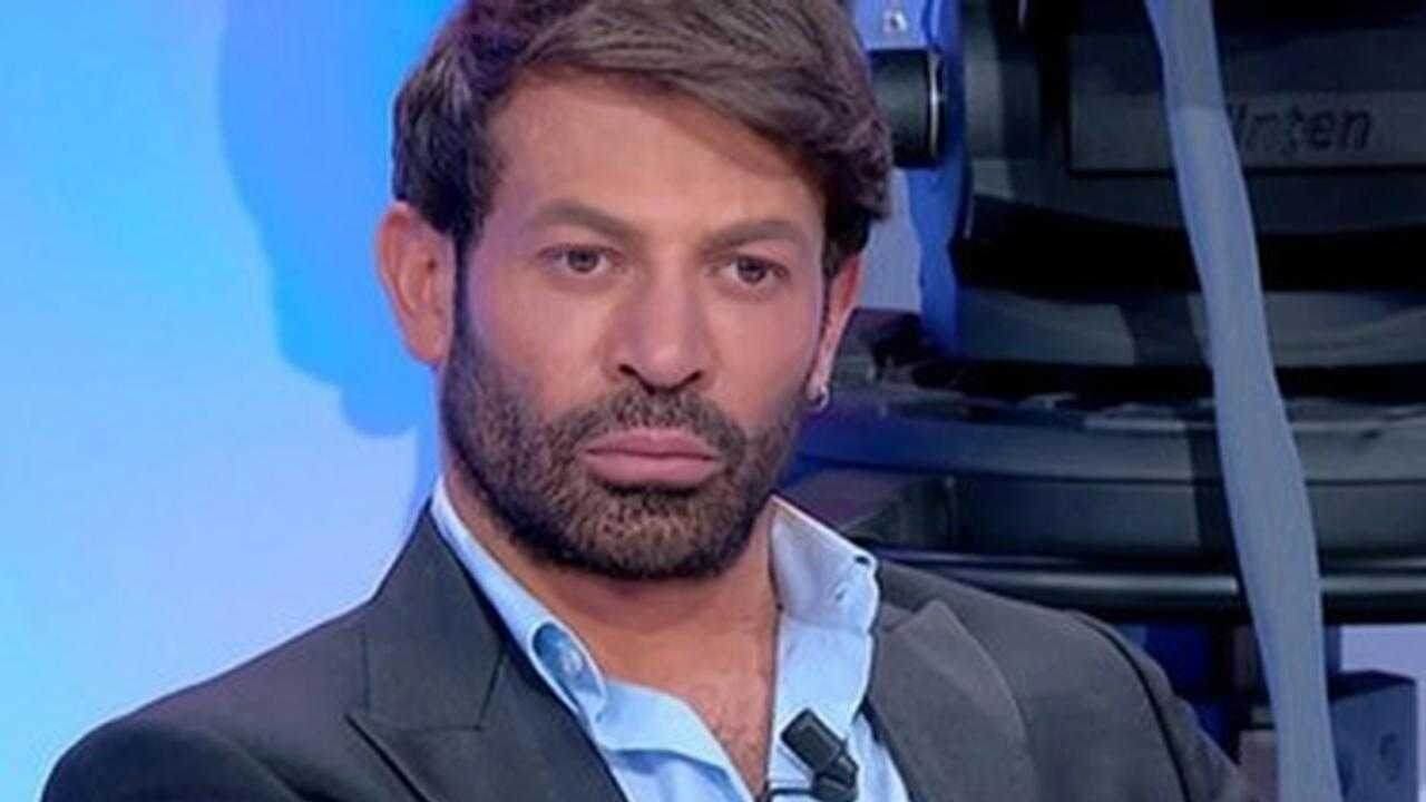 Offese e minacce, Gianni Sperti in tribunale: faccia a faccia con il suo stalker