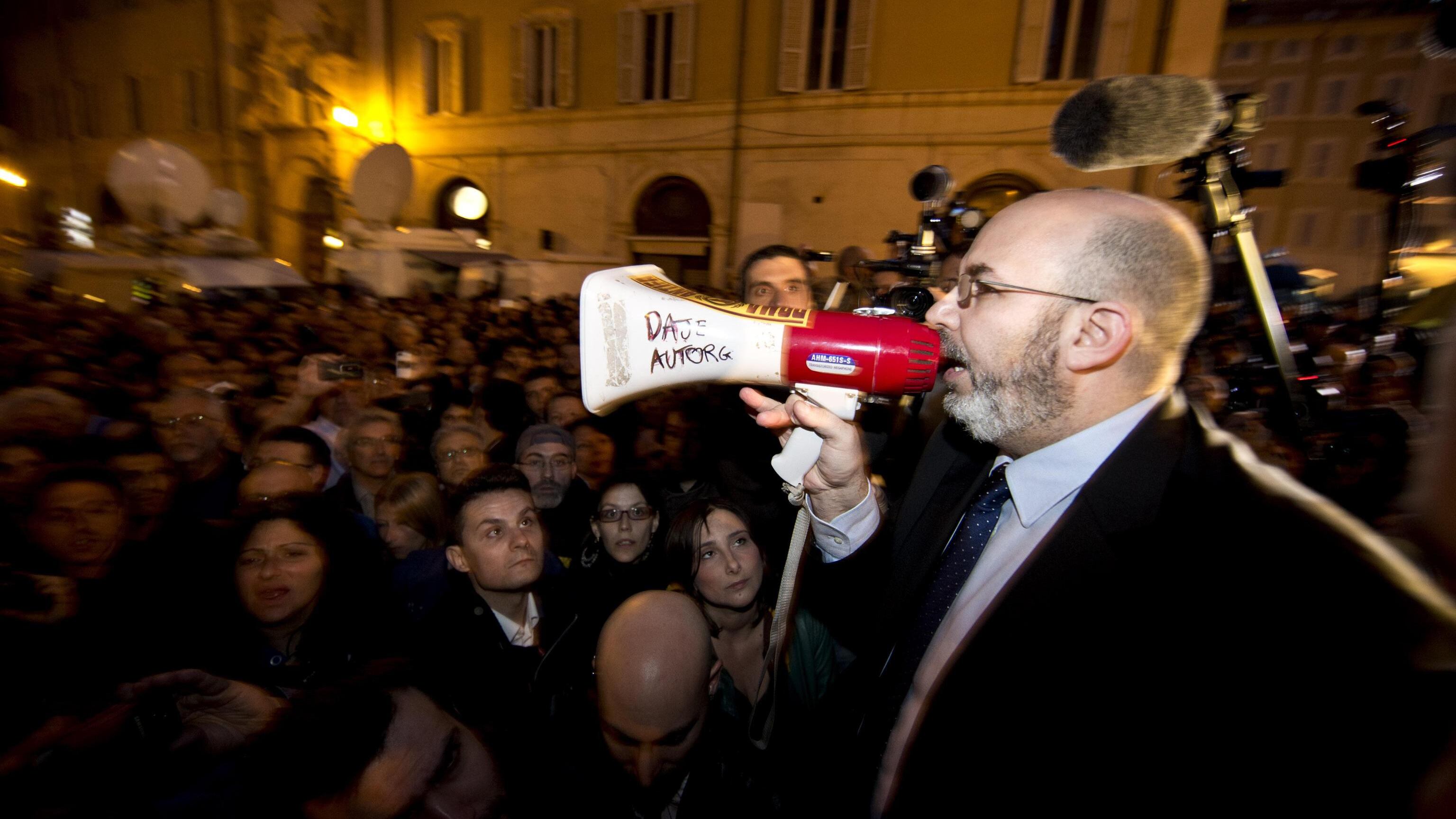 Grillo marcia su Roma: "In atto colpo di Stato"