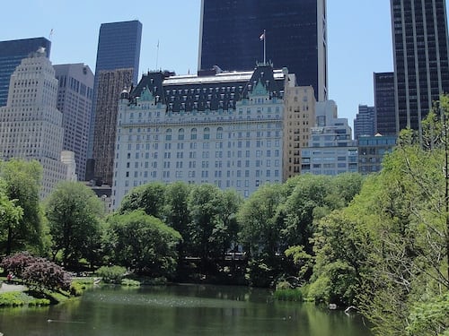 New York perde un mito: si spengono le luci sullo storico hotel Plaza, sfondo di “Mamma, ho riperso l’aereo”