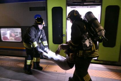 Stress-test per il Giubileo 2025: l'incendio in stazione con 70 feriti. Le immagini dei soccorsi 6