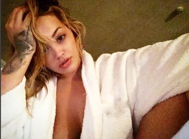 Rita Ora nuda per Natale 9