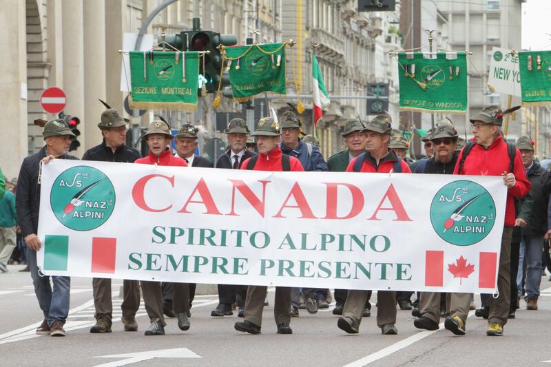 A Milano sfilano gli Alpini: 500mila penne nere invadono il centro 9