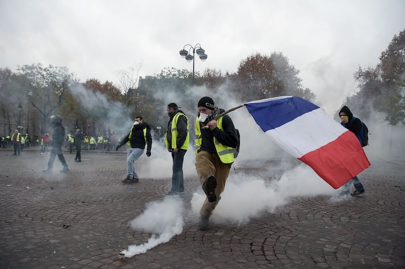 La protesta dei gilet gialli a Parigi: guerriglia sugli Champs-Élysées 2