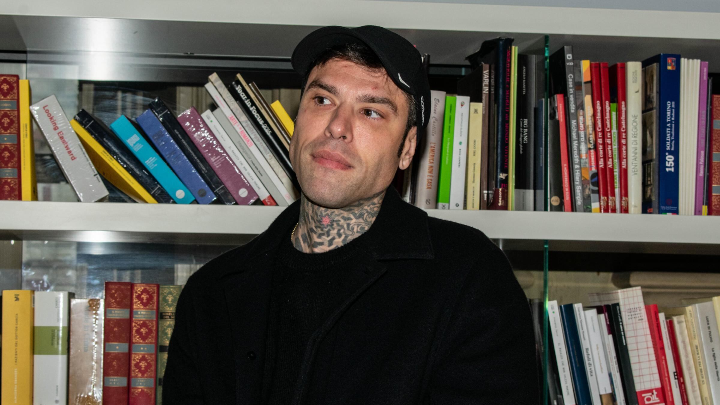 "Era al pronto soccorso". L'indiscrezione: perché Fedez non è andato in tv. Il rapper: "Non sono in fin di vita"