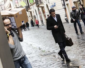 Renzi solo e pensoso verso la sede del Pd 2