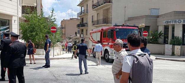 Crolla una palazzina, paura a Matera: sul posto odore di gas 5