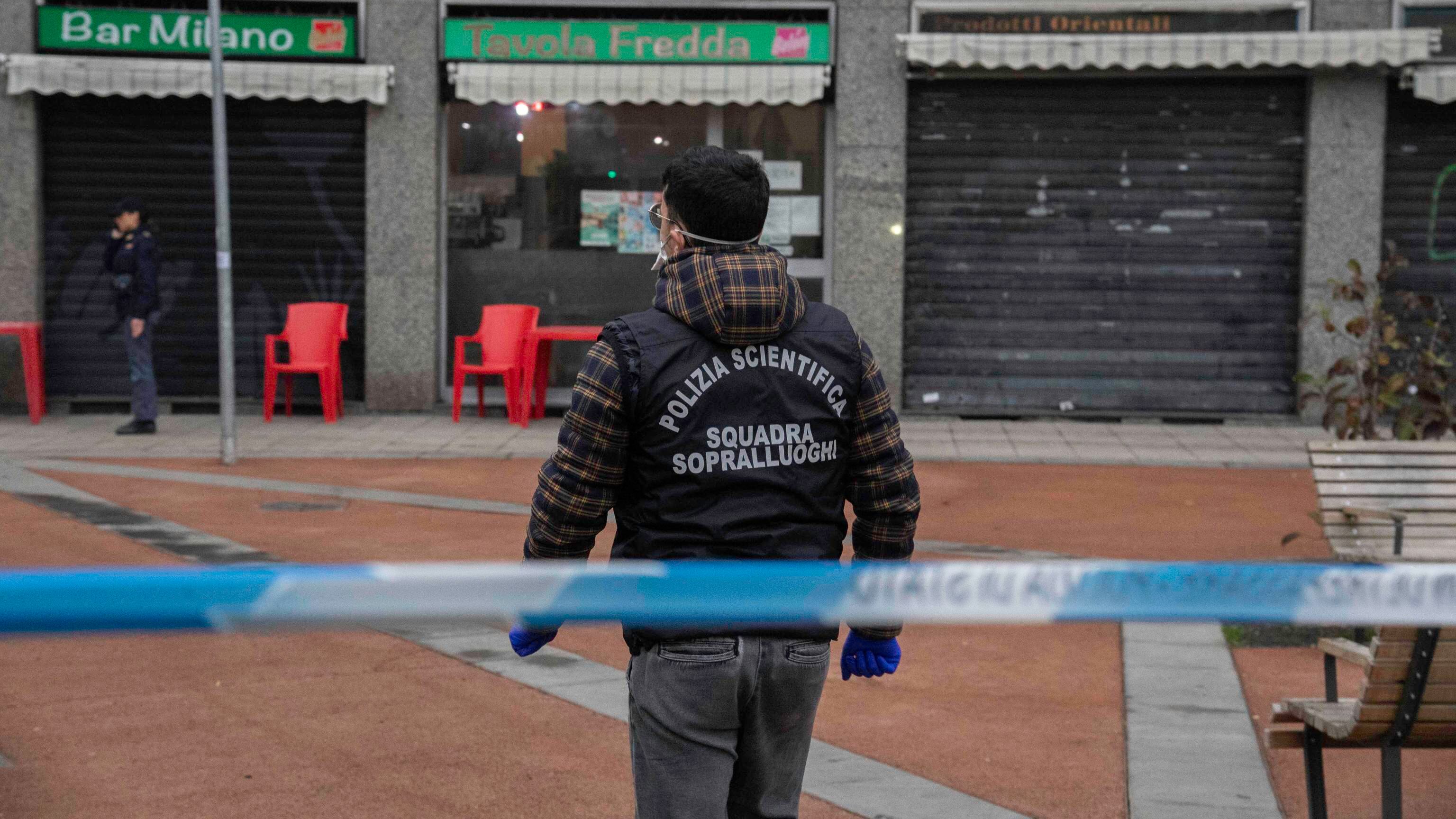 Il titolare ucciso nel bar con 5 colpi a bruciapelo. Caccia al killer nei video