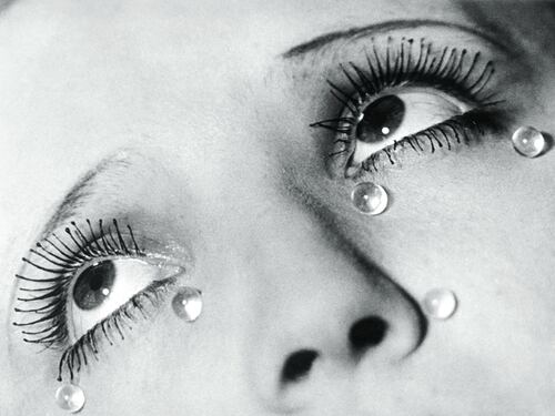 Le divine bellezze nell'arte di Man Ray, foto e disegni del genio surrealista