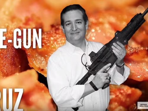 Cruz cuoce il bacon usando un fucile automatico