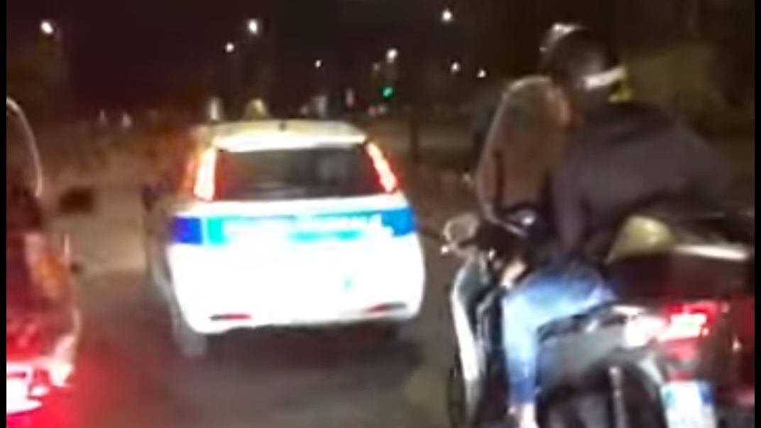 Offese e provocazioni, la gang in scooter "insegue" i vigili