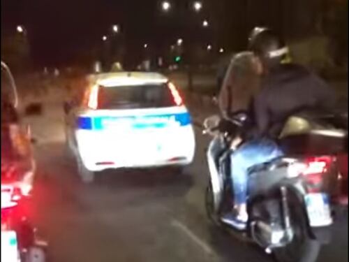 Offese e provocazioni, la gang in scooter "insegue" i vigili
