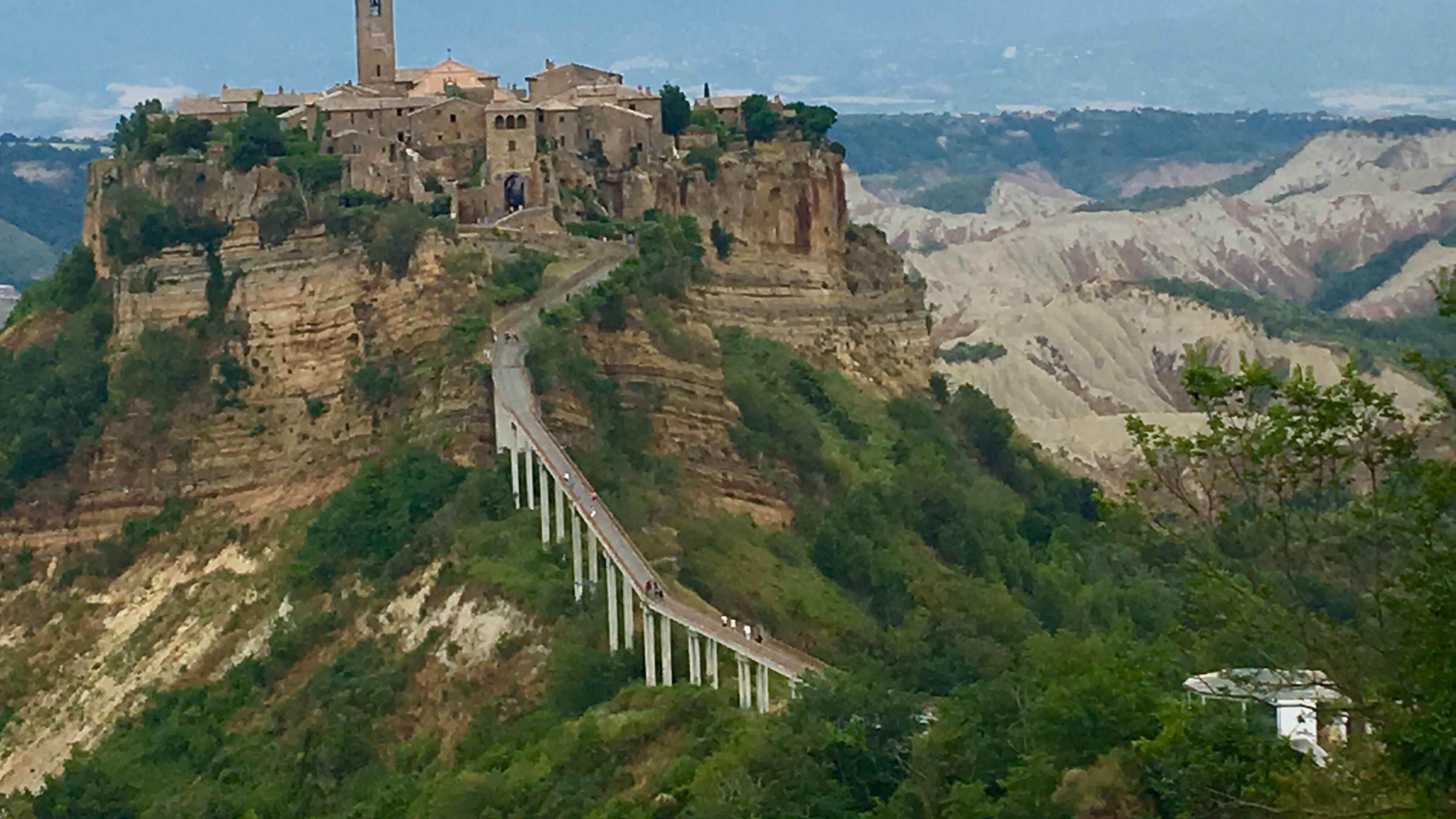 I 7 superstiti della città incantata che ogni giorno rischia di morire