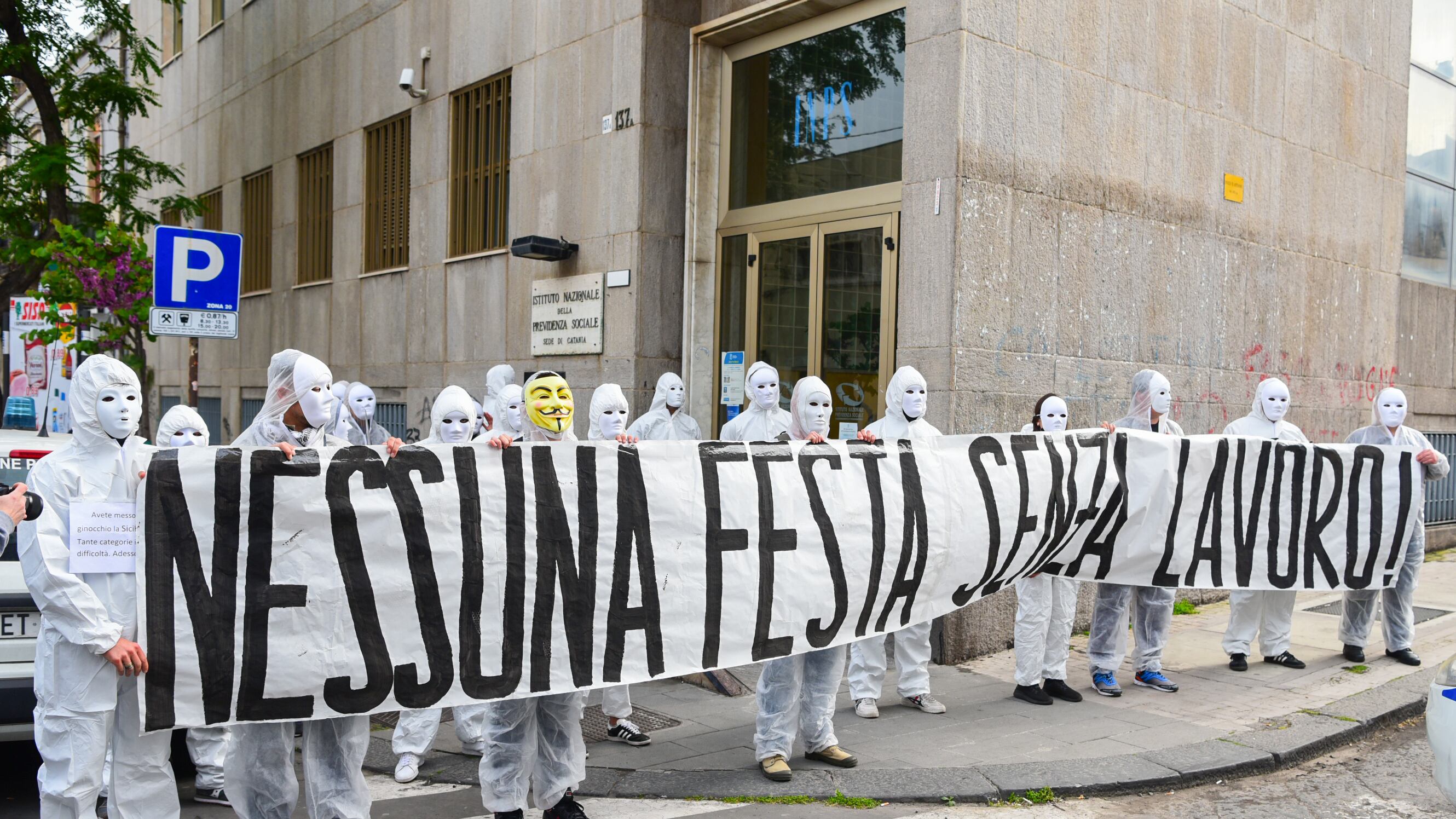 Coprifuoco alle 24, si tratta. I centri commerciali sperano