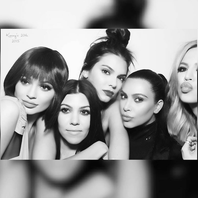 Khloé Kardashian a Los Angeles senza reggiseno 8