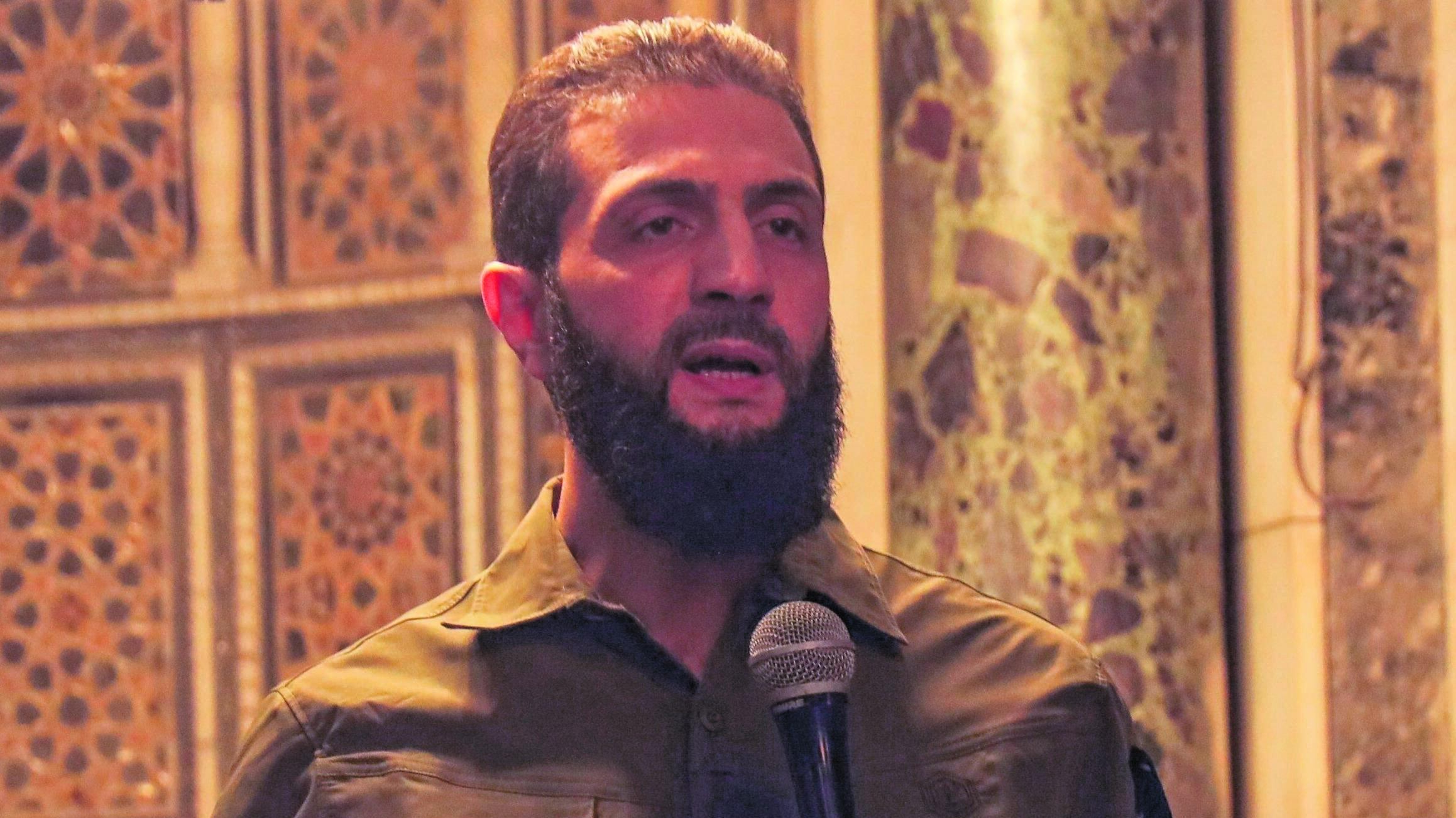 Al Jolani prova a travestirsi da moderato. Ma a Damasco ringrazia Allah in ginocchio