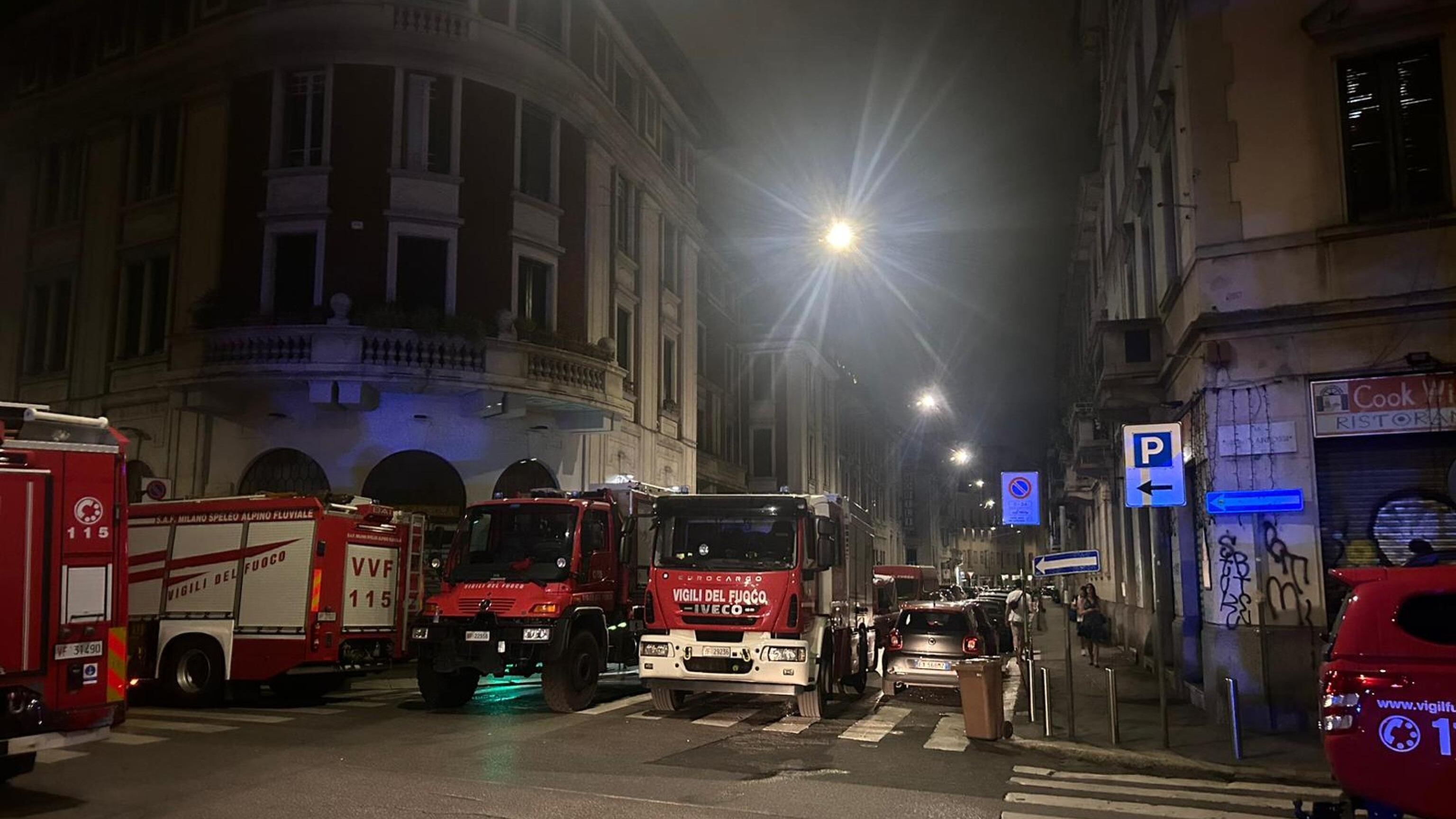 Il boato, poi la polvere bianca: palazzina crolla nella notte, paura a Milano