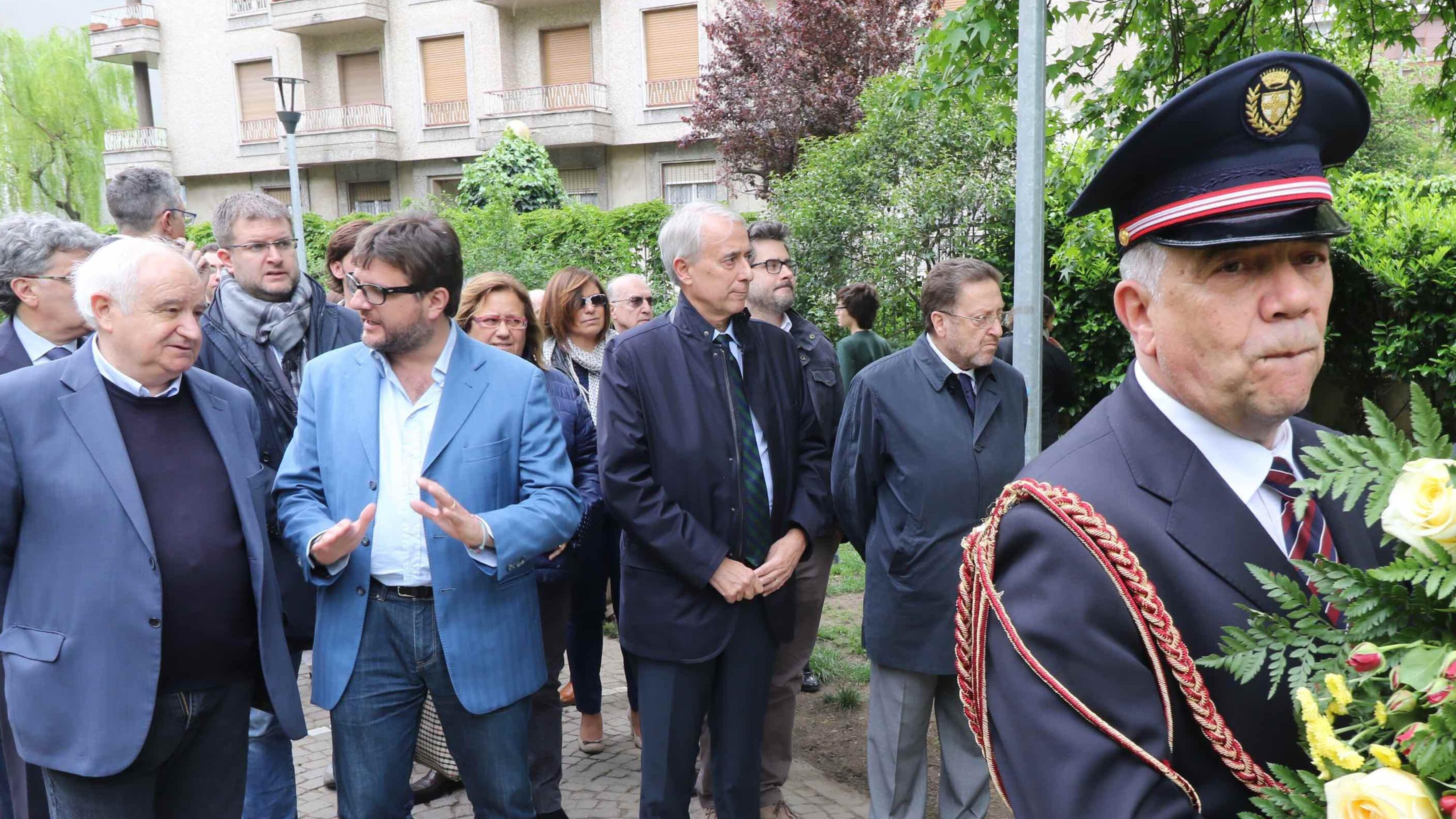 Pisapia, fiori a Ramelli ma il suo consigliere gli strappa i manifesti