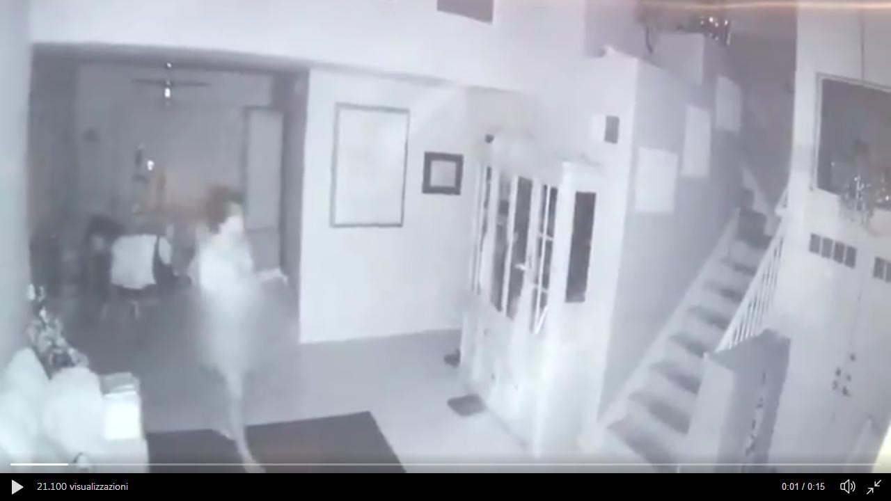 Maniaco entra (nudo) nella casa del 13enne