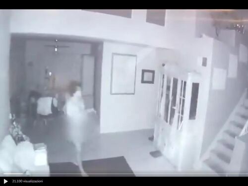 Maniaco entra (nudo) nella casa del 13enne