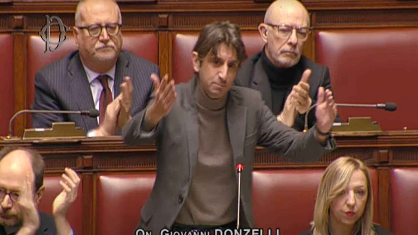 "Ti aspetto fuori...". Il gesto choc del grillino in Parlamento