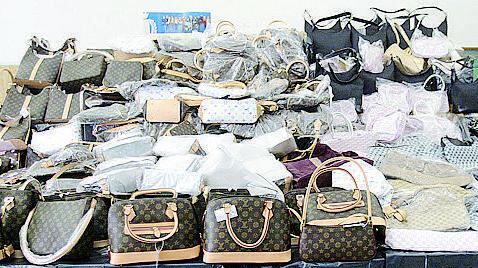 La guerra al mercato dei falsi: oltre 20mila pezzi sequestrati