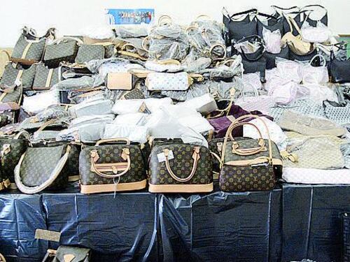 La guerra al mercato dei falsi: oltre 20mila pezzi sequestrati