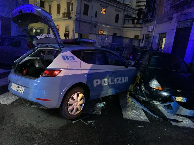 Poliziotto ucciso a Napoli, l'auto distrutta e i soccorsi 1