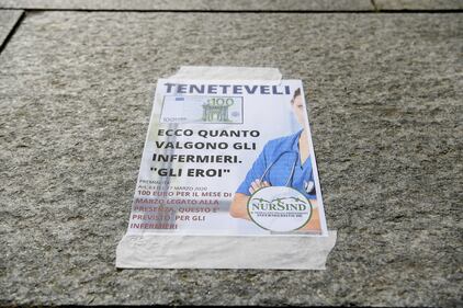 Torino, la protesta degli infermieri con striscione davanti alla Regione Piemonte. 5