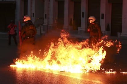 Grecia, scontri davanti al parlamento 13