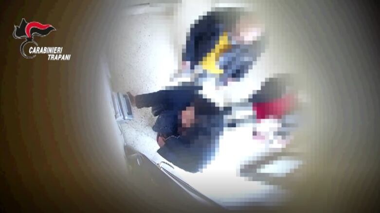 Pausa caffé infinita mentre erano al lavoro: arrestati 5 dipendenti comunali