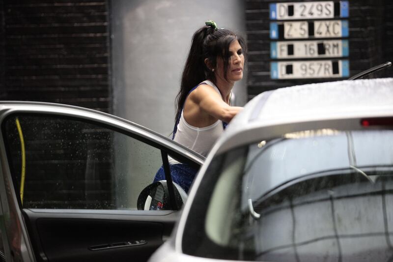 GF Vip, sexy car washing per Valeria Marini e Pamela Prati 2