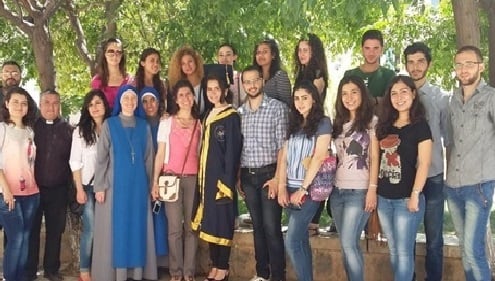Una foto di gruppo di religiosi e studenti