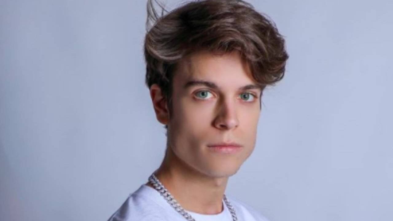 Amadeus sa bene che un brano diventa popolare solo con la radio