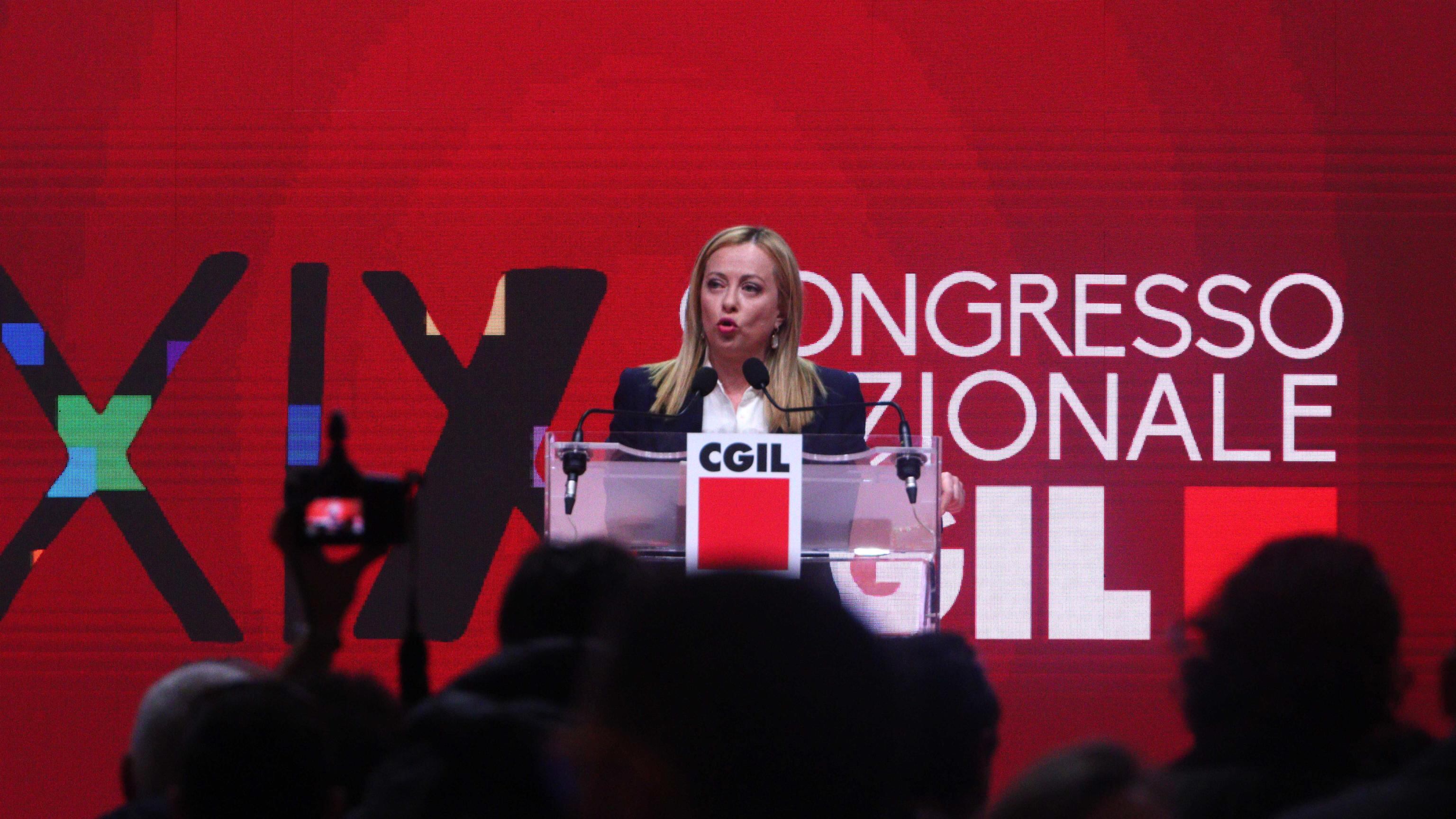 Meloni dalla Cgil sfida le contestazioni: "No salario minimo e rdc"