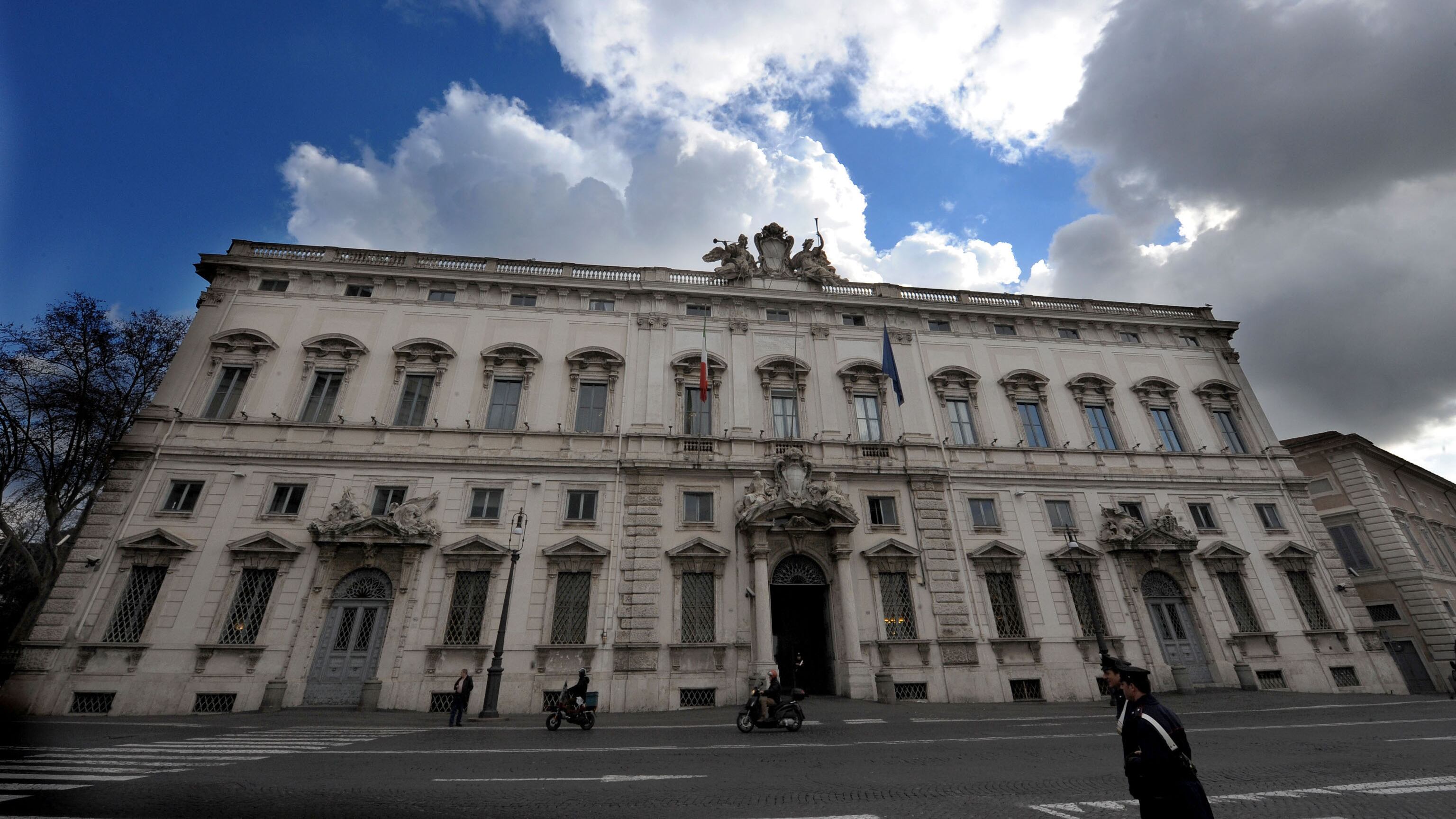 La Consulta blinda il decreto cittadinanza: stop al passaporto per chi non ha legami con l'Italia