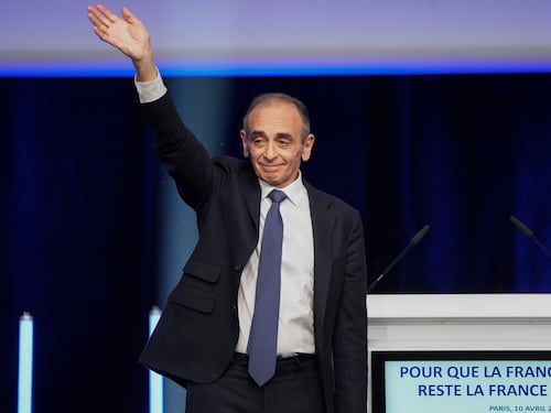 “Sarò candidato”. Zemmour torna in campo per l’Eliseo e rilancia la sfida sulla remigrazione