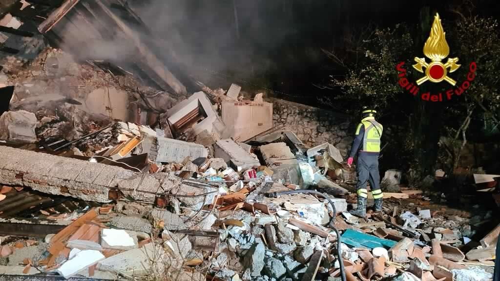 Esplosione a Lucca, crolla una villetta: trovato un corpo, si cerca un disperso