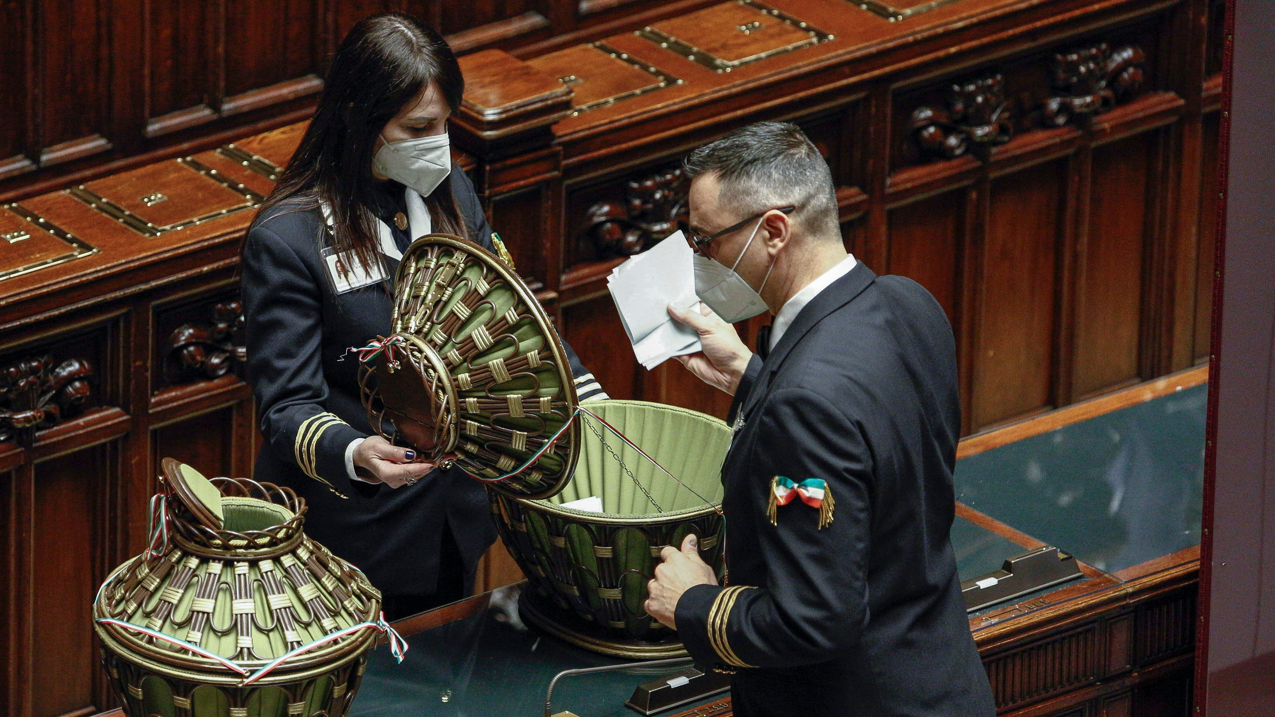 Male la prima: è subito fumata nera. E i grandi elettori si divertono in aula con voti di fantasia