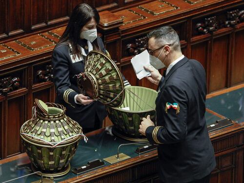 Male la prima: è subito fumata nera. E i grandi elettori si divertono in aula con voti di fantasia